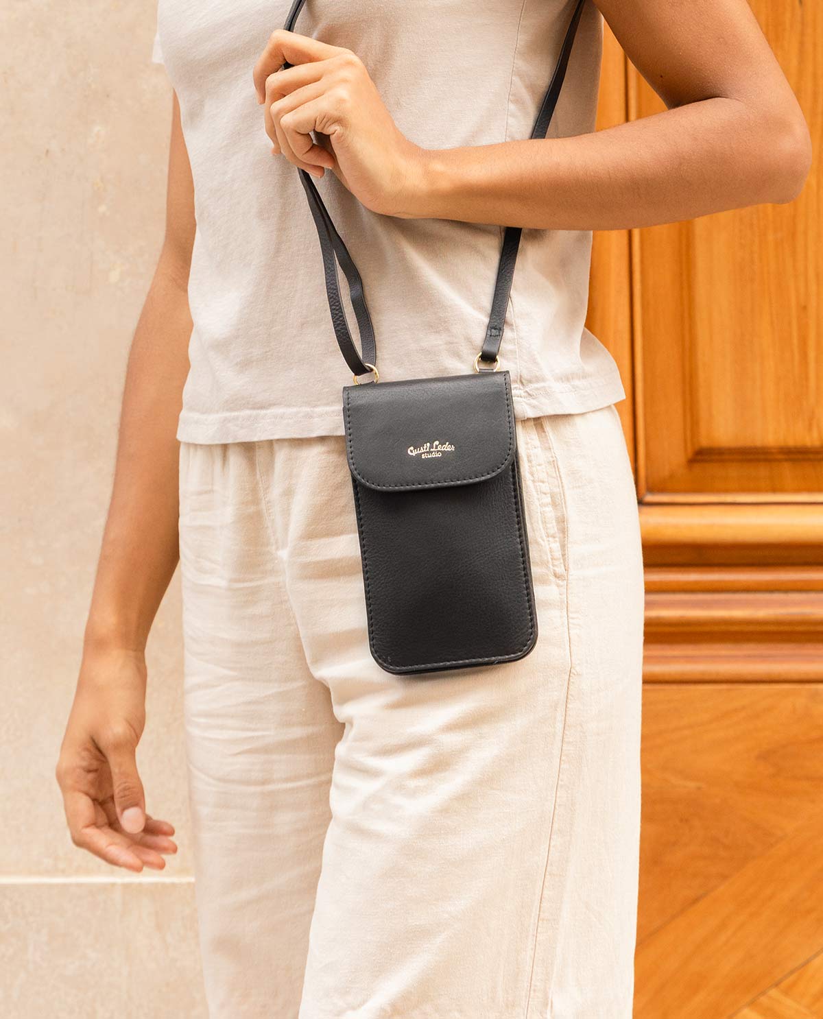 gusti-leder-uli-handy-crossbody-aus-leder image 1