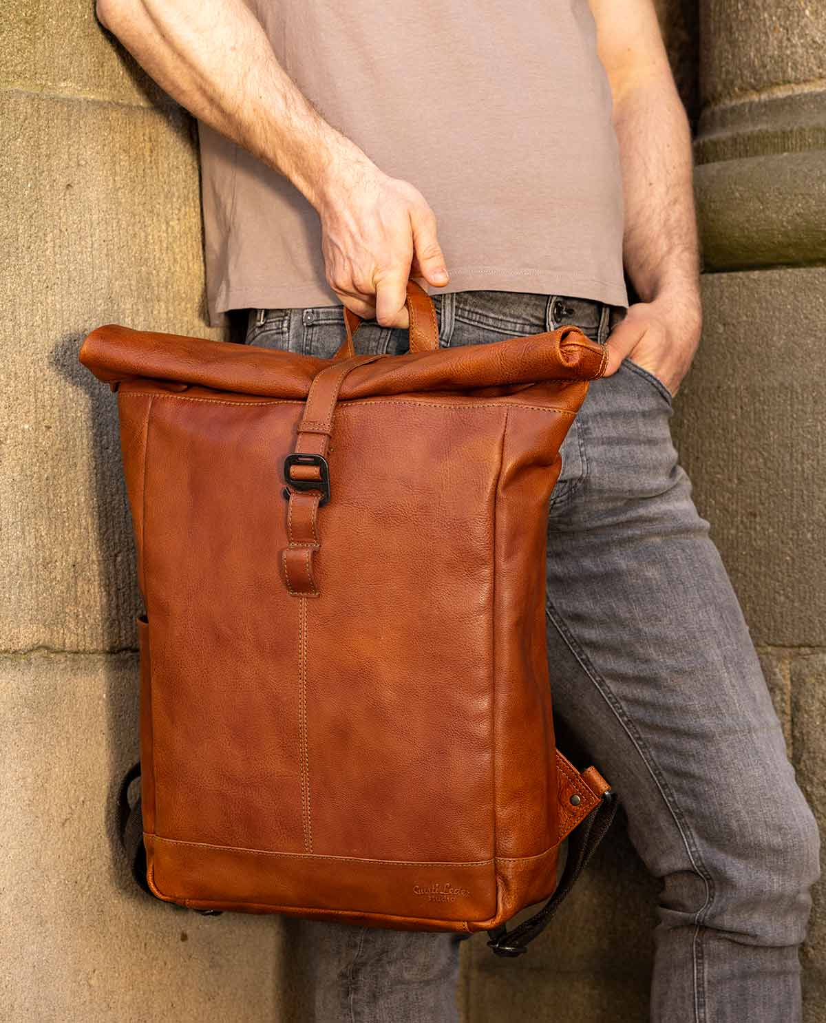 gusti-leder-bendik-rolltop-rucksack-aus-leder-honigbraun-daypack image 3