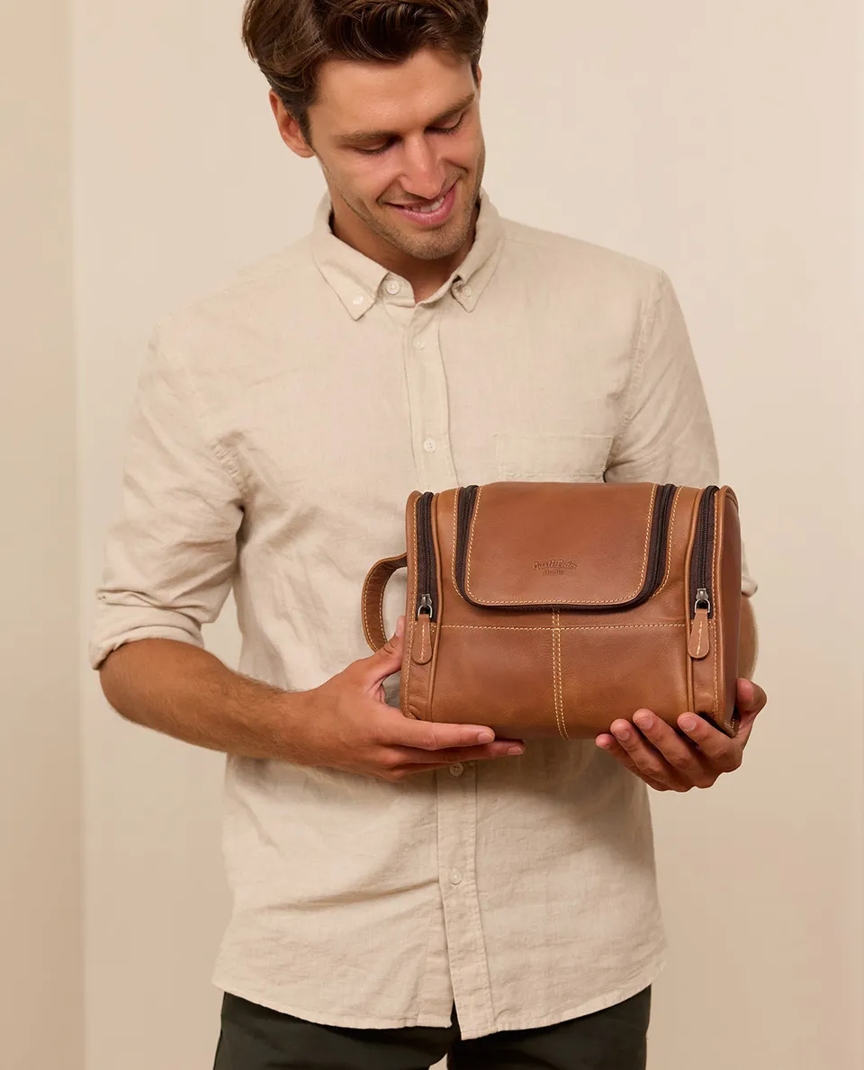 gusti-leder-chester-kulturtasche-dunkelbraunes-leder-wasserabweisend image 1