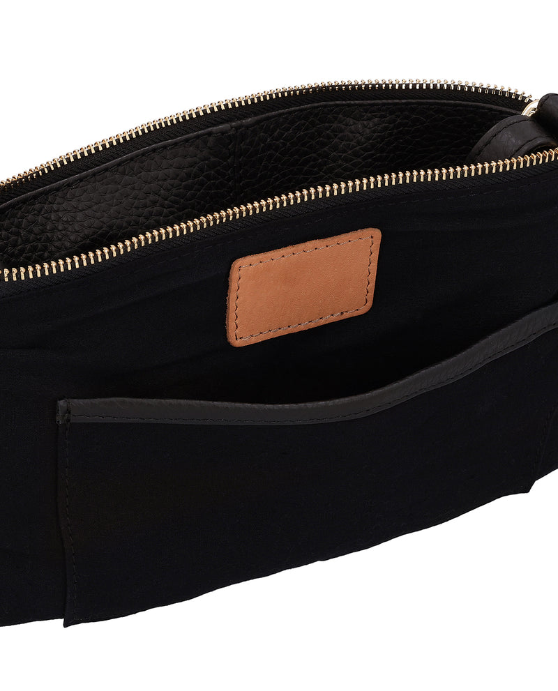 gusti-leder-aurelie-kleine-handtasche-damen-schwarz-leder-mit-airtag-fach image 4