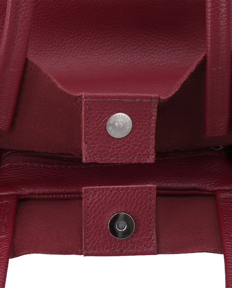 gusti-leder-vilma-handtasche-aus-rotem-leder-mit-magnetverschluss image 3