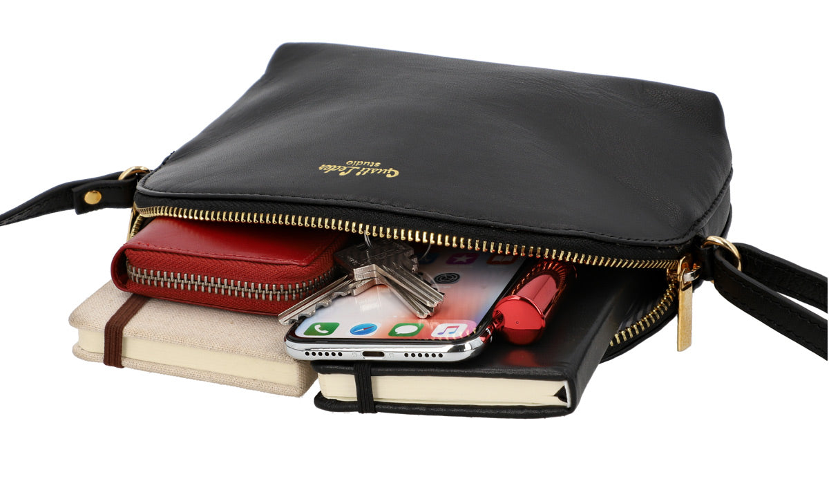 gusti-leder-tilda-handtasche-halbmond-aus-ziegenleder-schwarz image 4