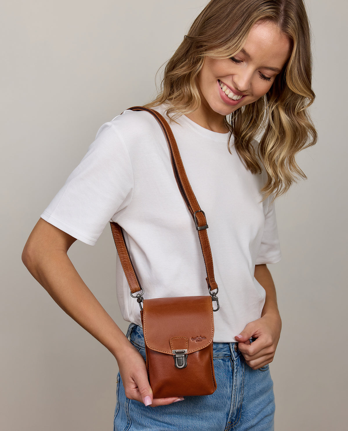 gusti-leder-nelly-bauchtasche-aus-leder-kompakte-g-rteltasche-im-vintage-look image 1