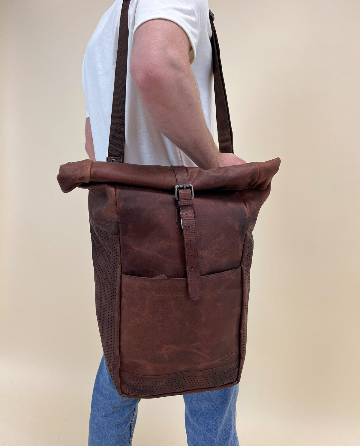 gusti-leder-miquel-i-rolltop-rucksack-aus-echtleder-mit-schnallenverschluss image 3