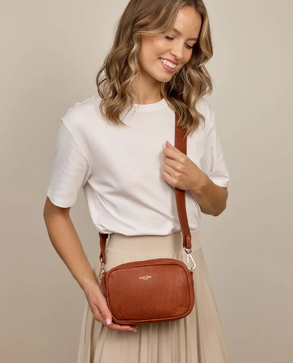 gusti-leder-sofia-umh-ngetasche-und-g-rteltasche-aus-leder image 1