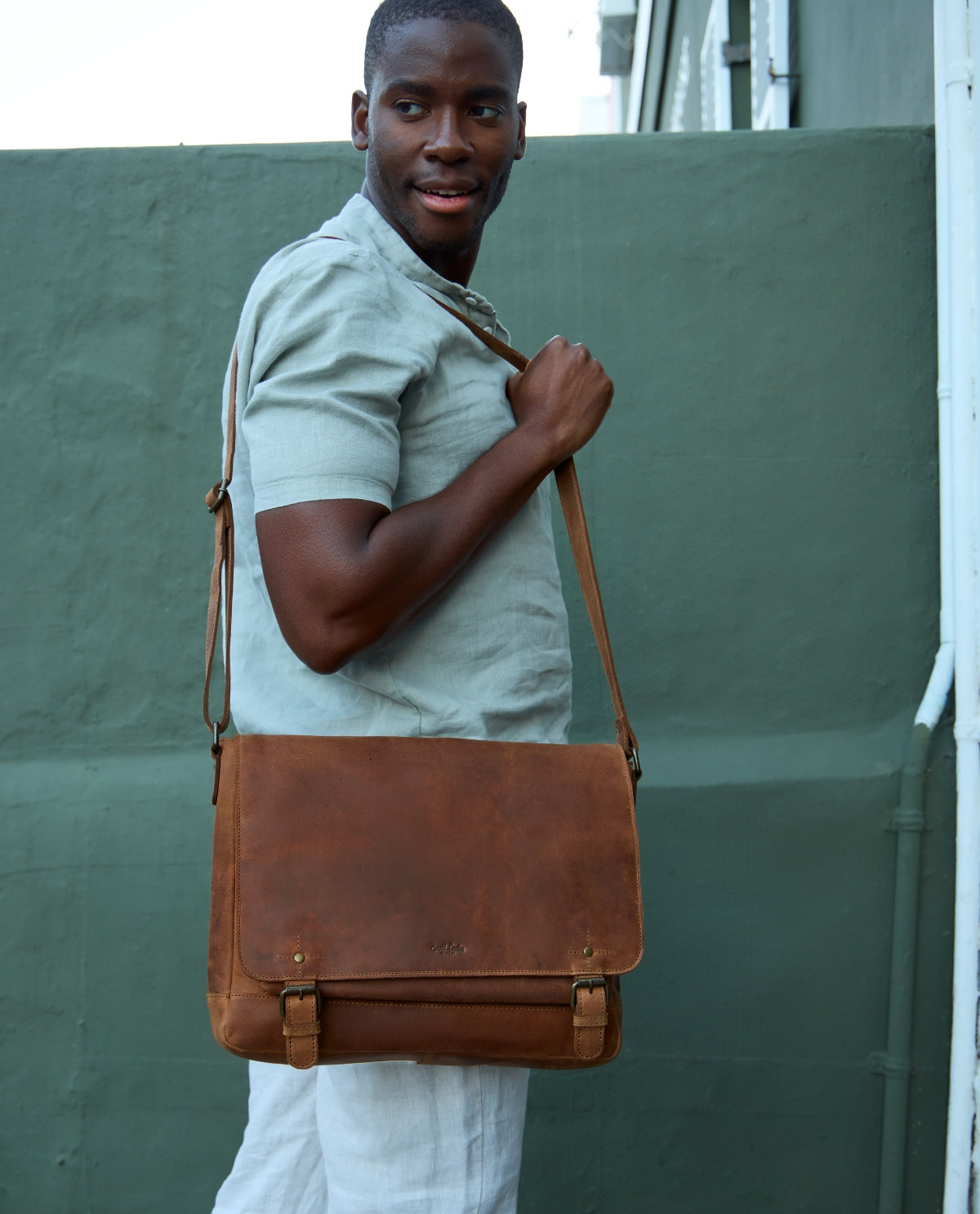 gusti-leder-brin-business-umh-ngetasche-braun-leder-mit-airtag-fach image 4
