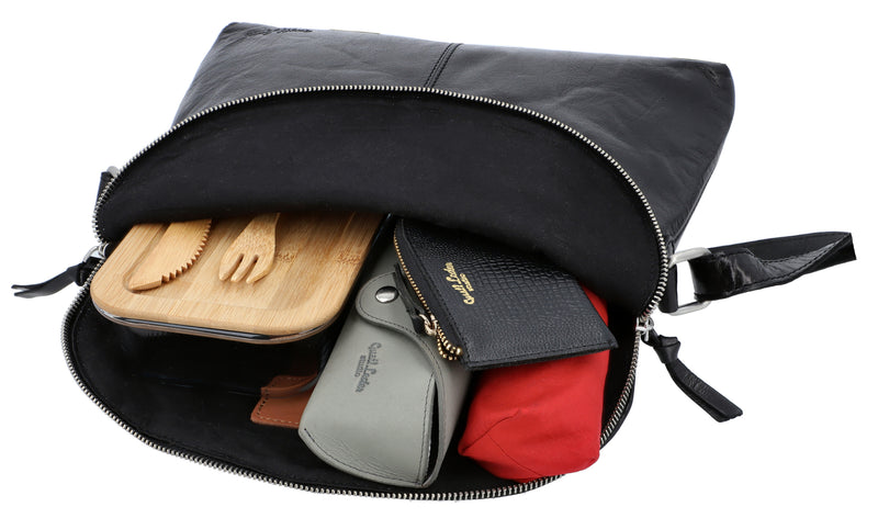 gusti-leder-gardenia-crossbody-bag-aus-schwarzem-b-ffelleder image 3