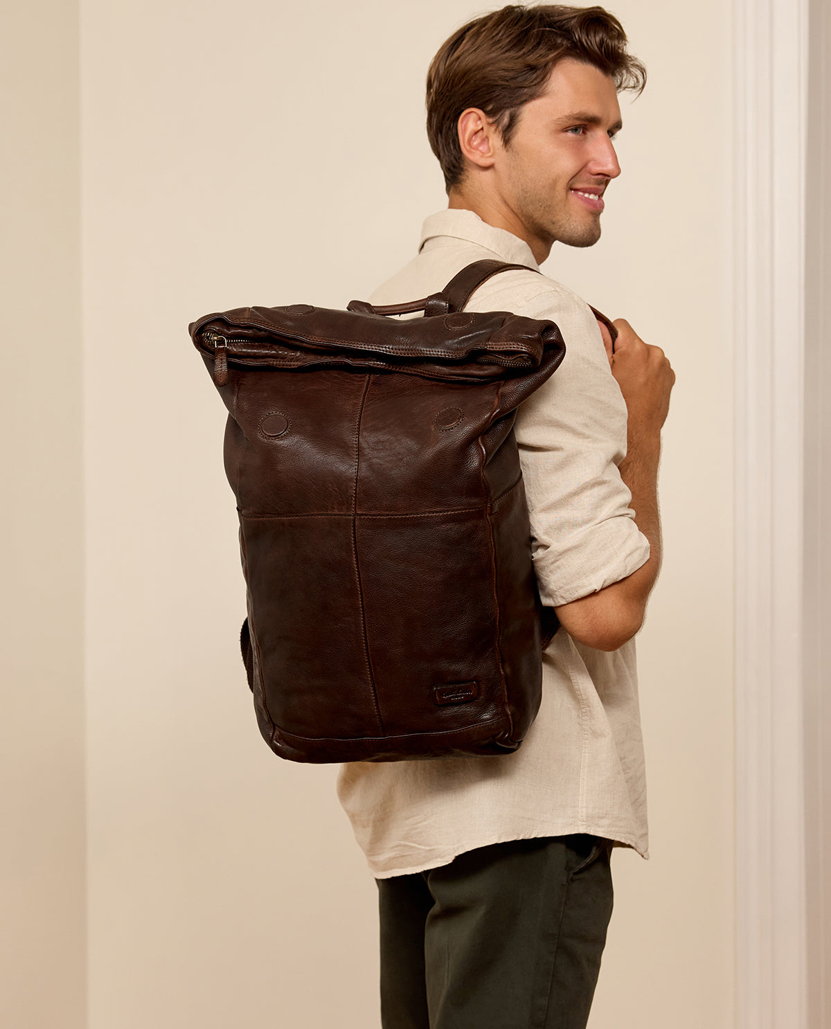 gusti-leder-joy-kurierrucksack-aus-waschleder image 1