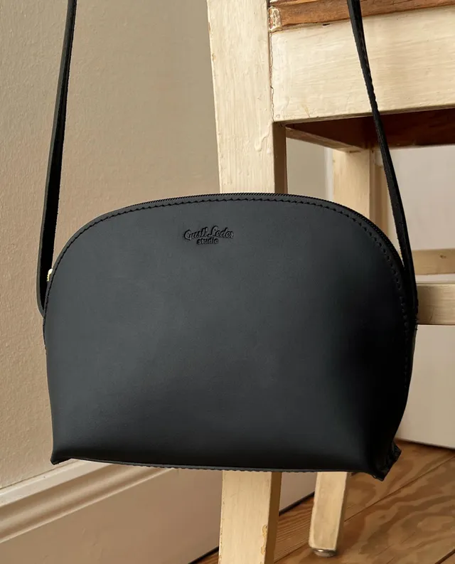 gusti-leder-tilda-handtasche-aus-schwarzem-rindsleder-halbmondf-rmig image 1