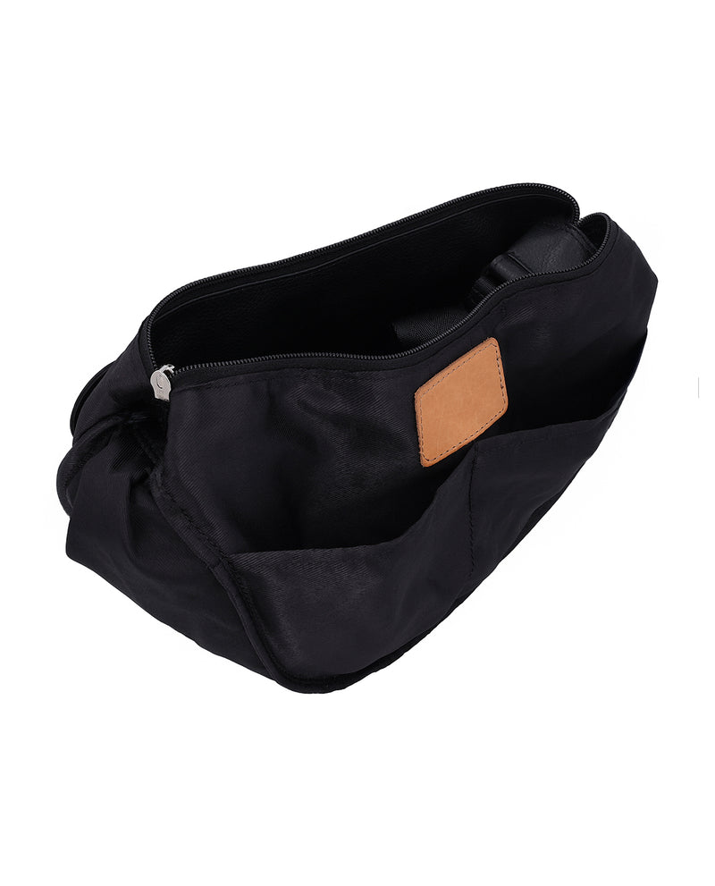 gusti-leder-erika-umh-ngetasche-aus-schwarzem-leder image 3