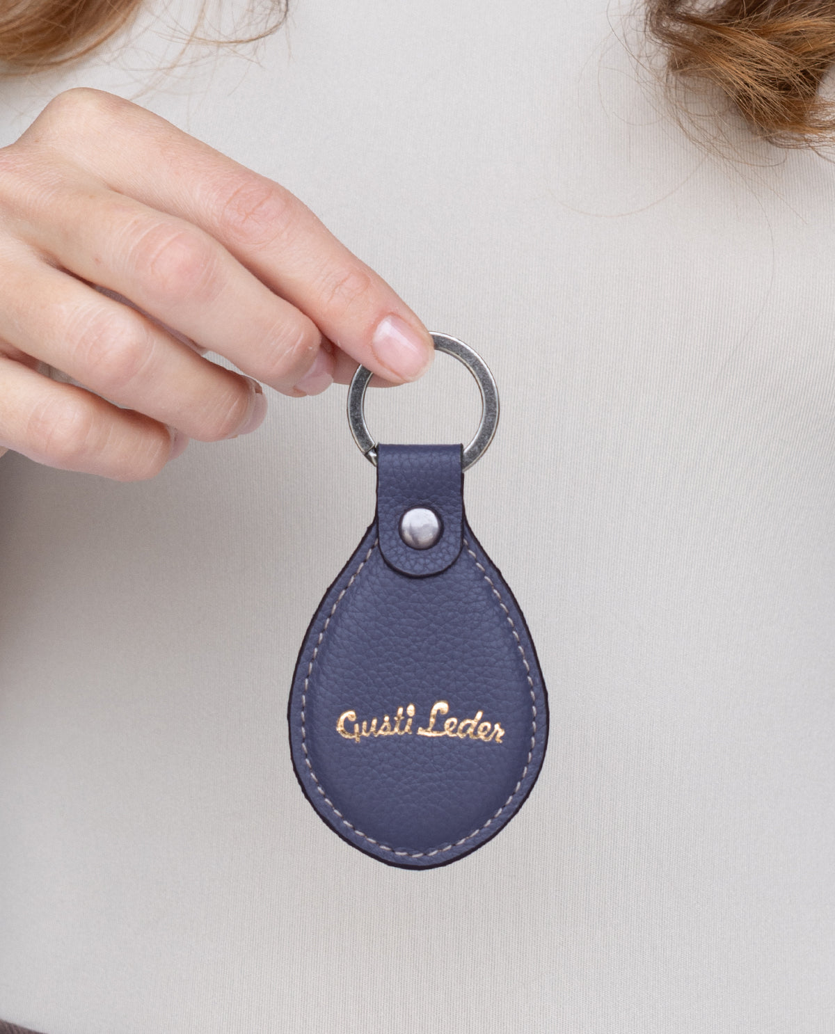 gusti-leder-lian-leder-schl-sselanh-nger-oval-mit-logo-pr-gung image 1