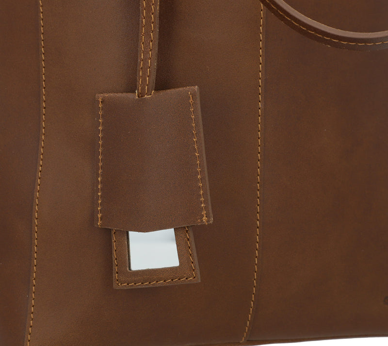 gusti-leder-cassidy-shopper-handtasche-aus-leder-urban-understatement-look image 3