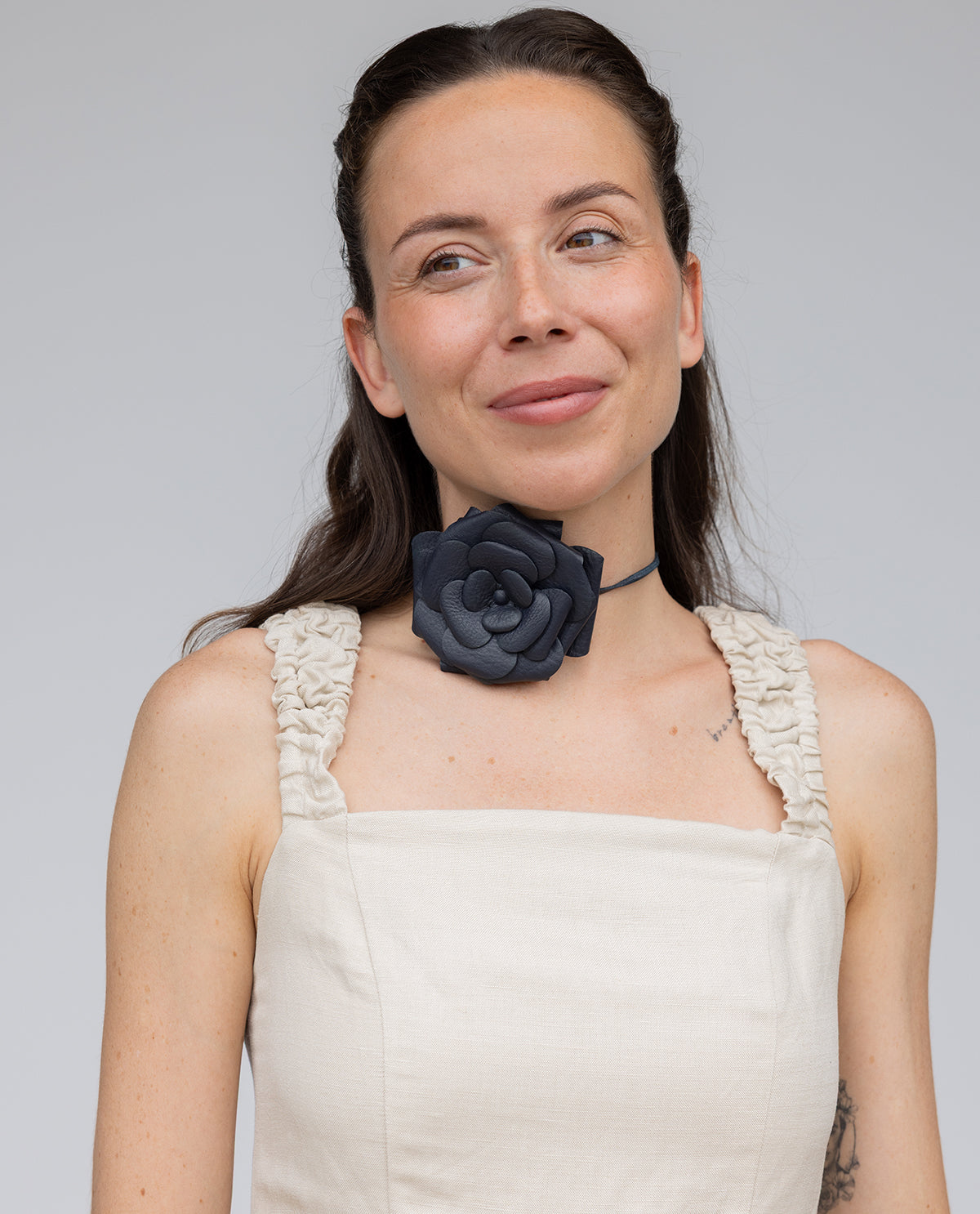 gusti-leder-iva-haarspange-dunkelblau-blumen-lwg-leder image 8