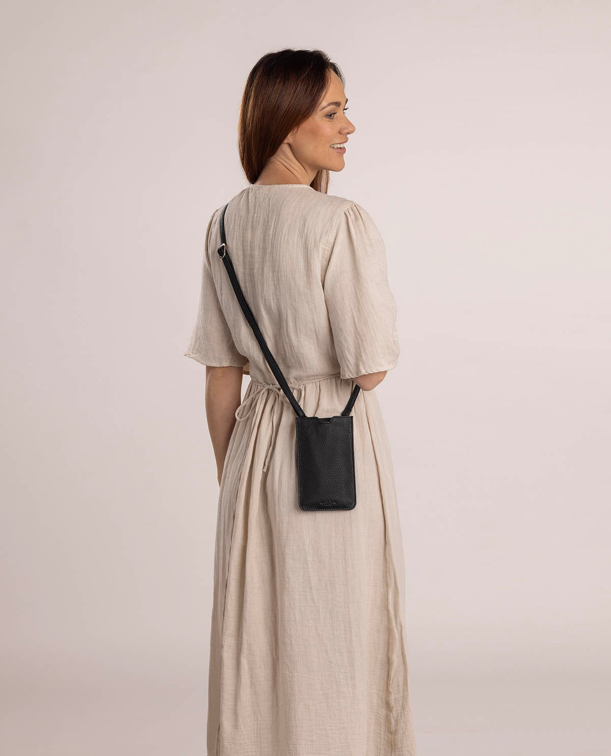 gusti-leder-ala-umh-ngetasche-aus-echtem-vintage-leder-schwarz image 1