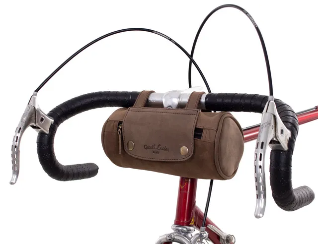 gusti-leder-judith-a-2-in-1-lenkertasche-und-kulturtasche image 1