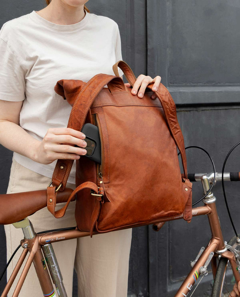 gusti-leder-milo-new-rucksack-outlet-mit-handyfach-und-airtag-fach image 4