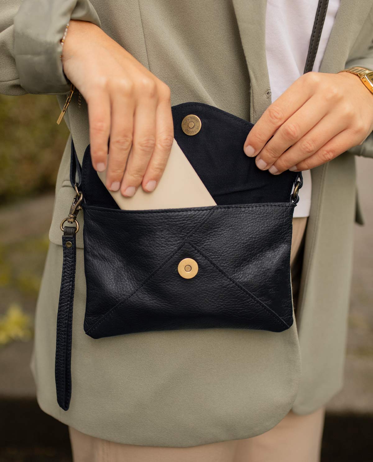 gusti-leder-karisma-umh-ngetasche-handtasche-briefform-aus-echtleder-outlet image 5