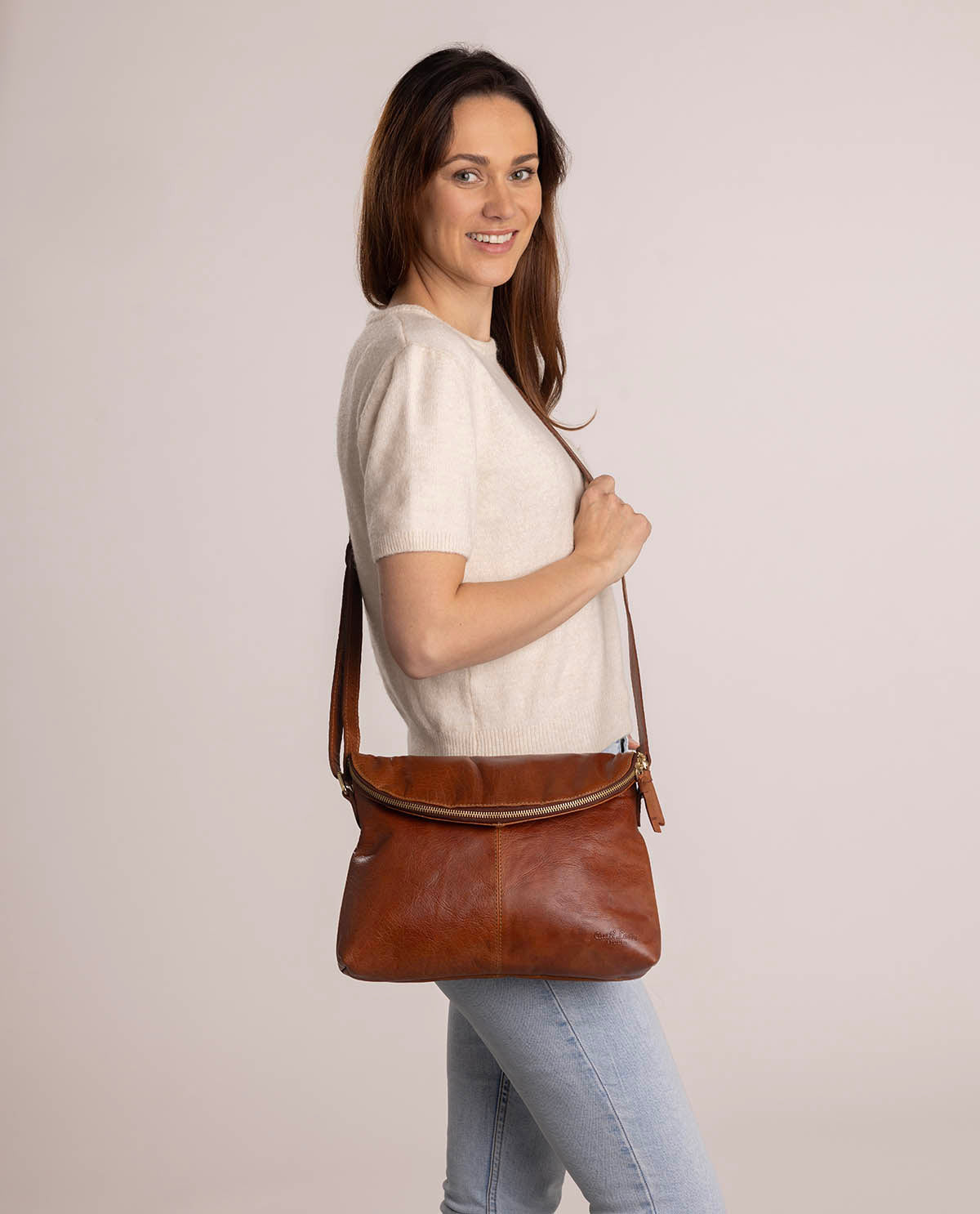 gusti-leder-studio-gardenia-crossbody-umh-ngetasche-aus-b-ffelleder image 1