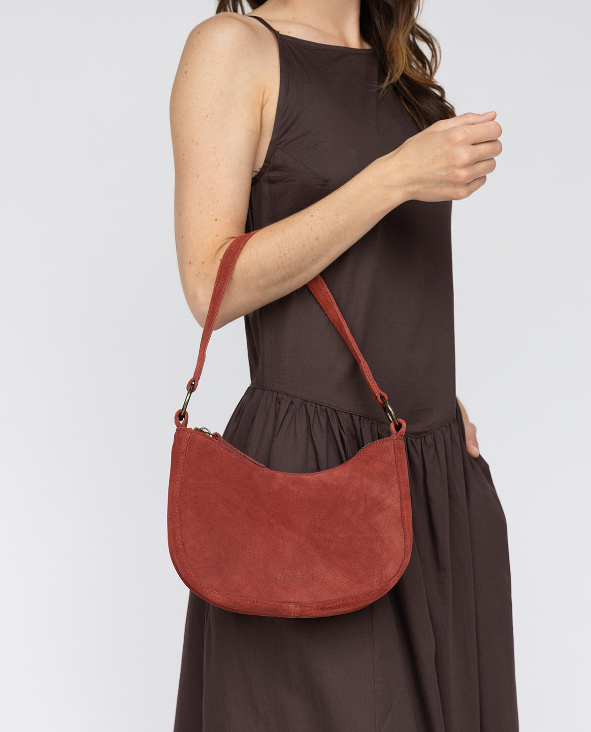 gusti-leder-dunja-handtasche-damen-rindsleder-braun-mit-rei-verschluss image 4