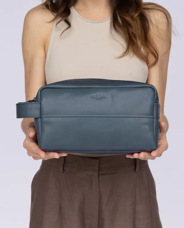 gusti-leder-hermann-kulturtasche-blau-mit-auslaufschutz image 1