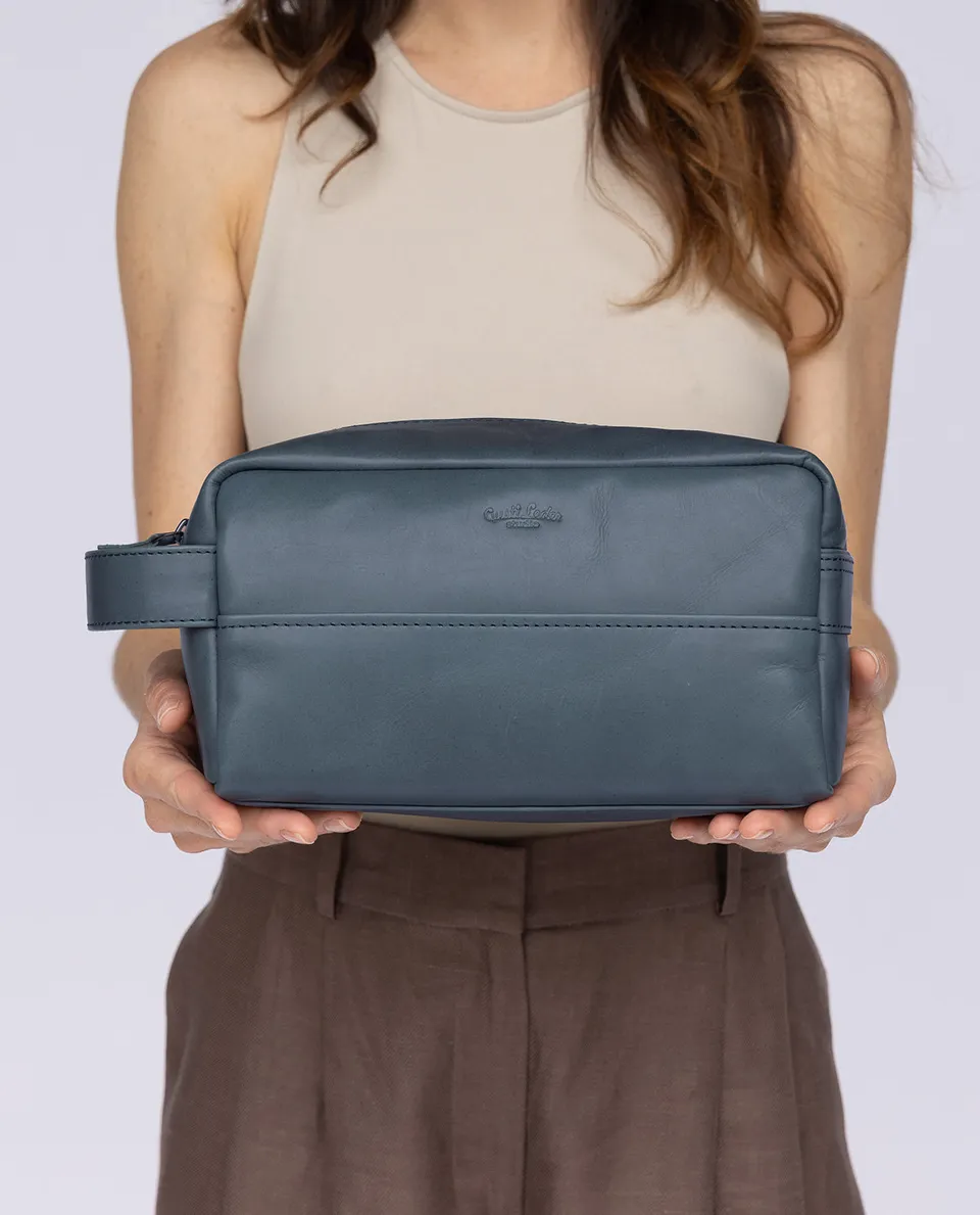 gusti-leder-hermann-kulturtasche-blau-mit-auslaufschutz image 1