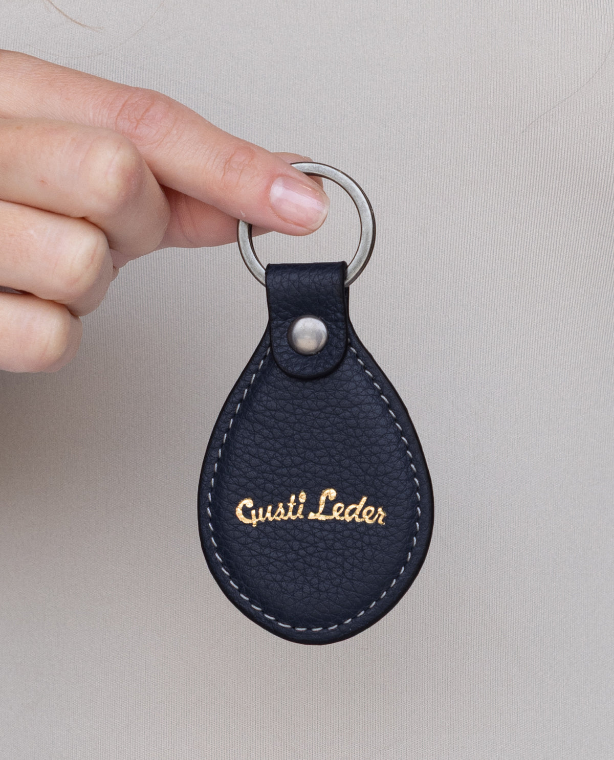 gusti-leder-lian-schl-sselanh-nger-leder-oval-personalisierbar-2 image 1