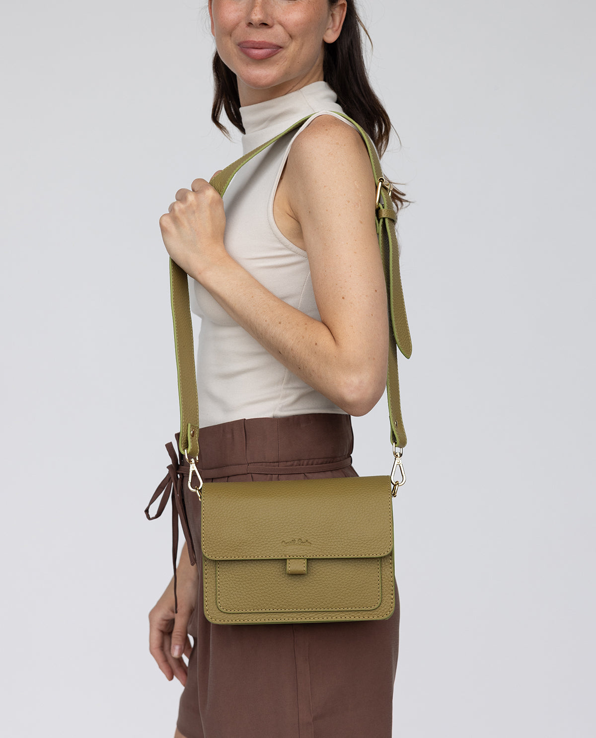 gusti-leder-trude-schultertasche-damen-leder-mit-magnetklappe image 1