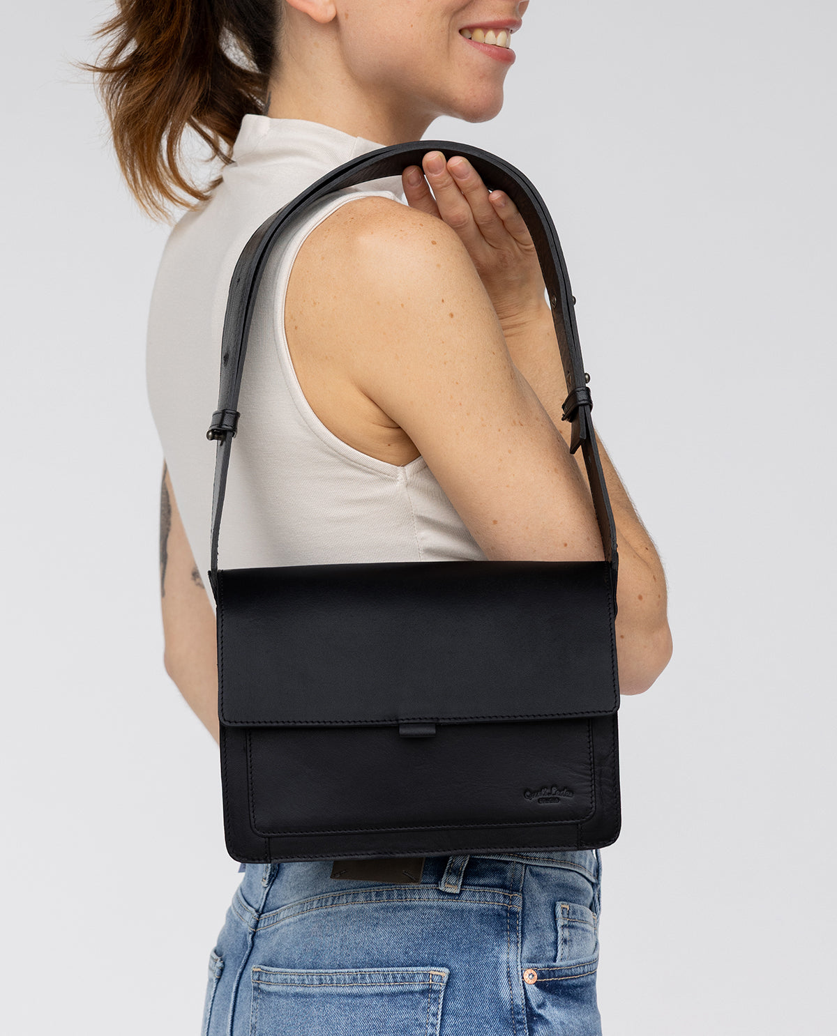 gusti-leder-kimberly-handtasche-damen-schwarz-rindsleder-verstellbarer-riemen image 1