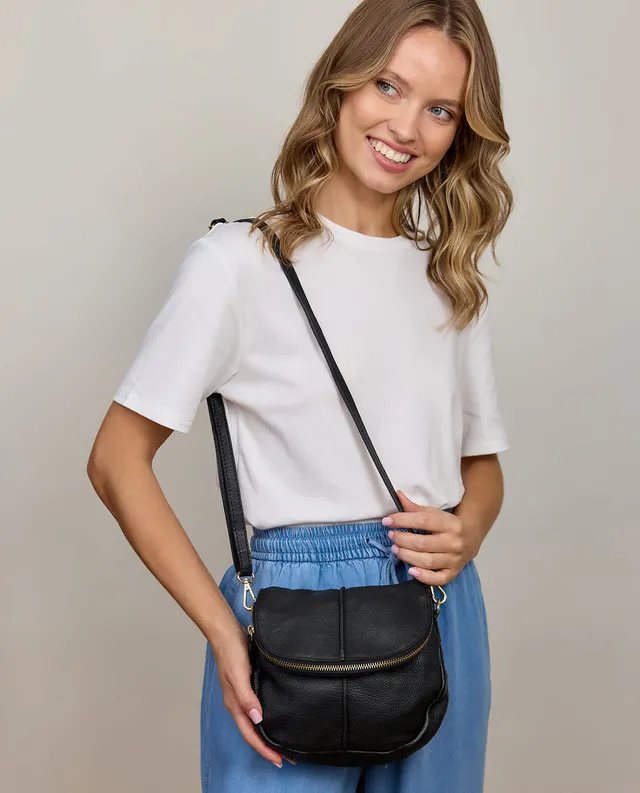 gusti-leder-iselin-umh-ngetasche-aus-leder-in-schwarz-mit-schl-sselanh-nger image 1