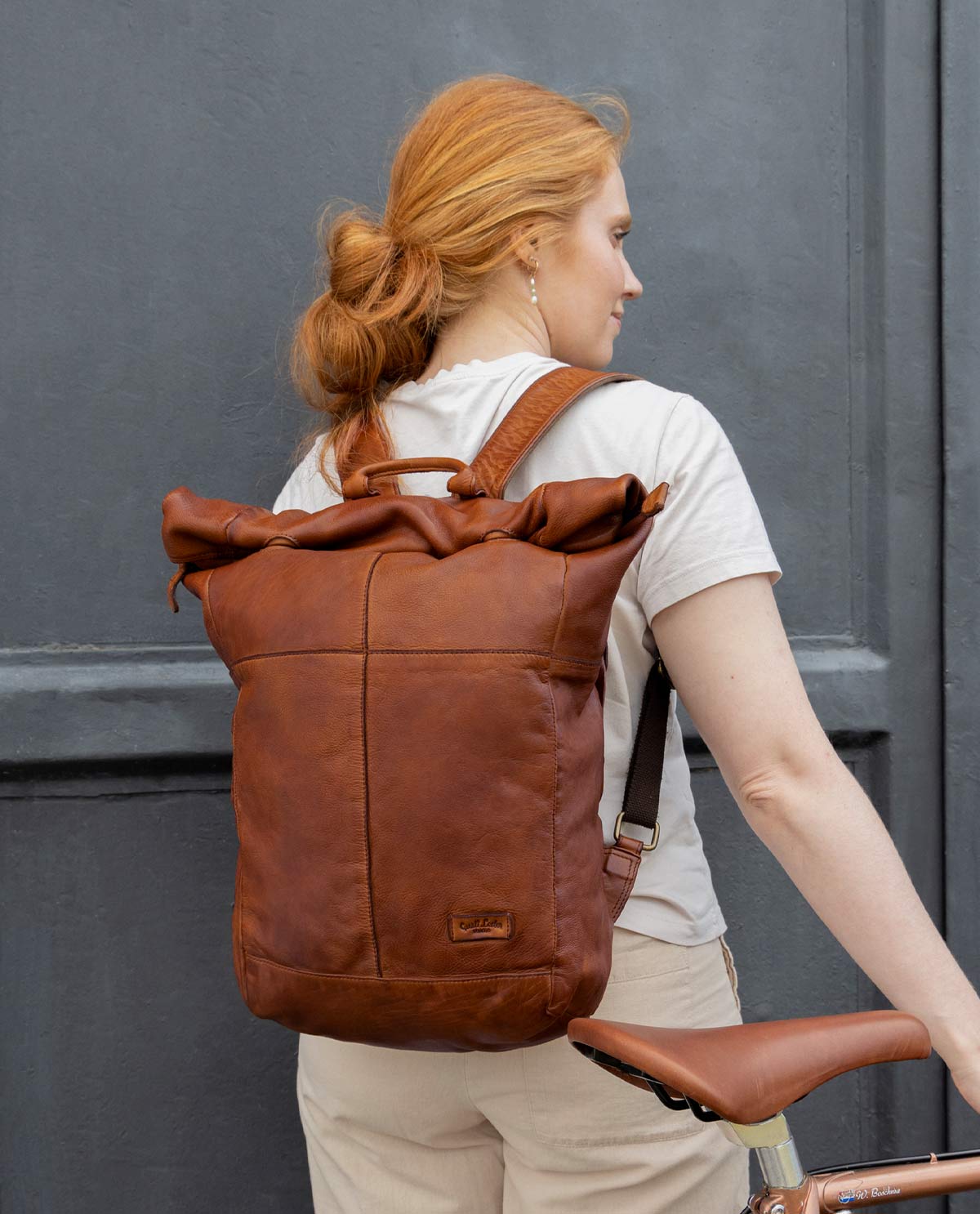 gusti-leder-joy-messenger-rucksack-flip-top-rindsleder-braun image 1