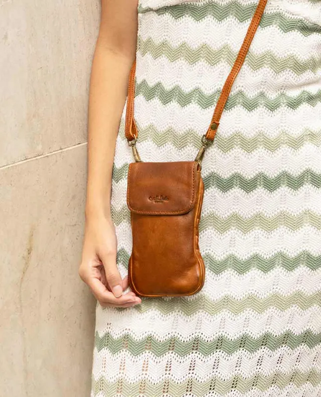 gusti-leder-estera-handytasche-braunes-vintage-leder image 1
