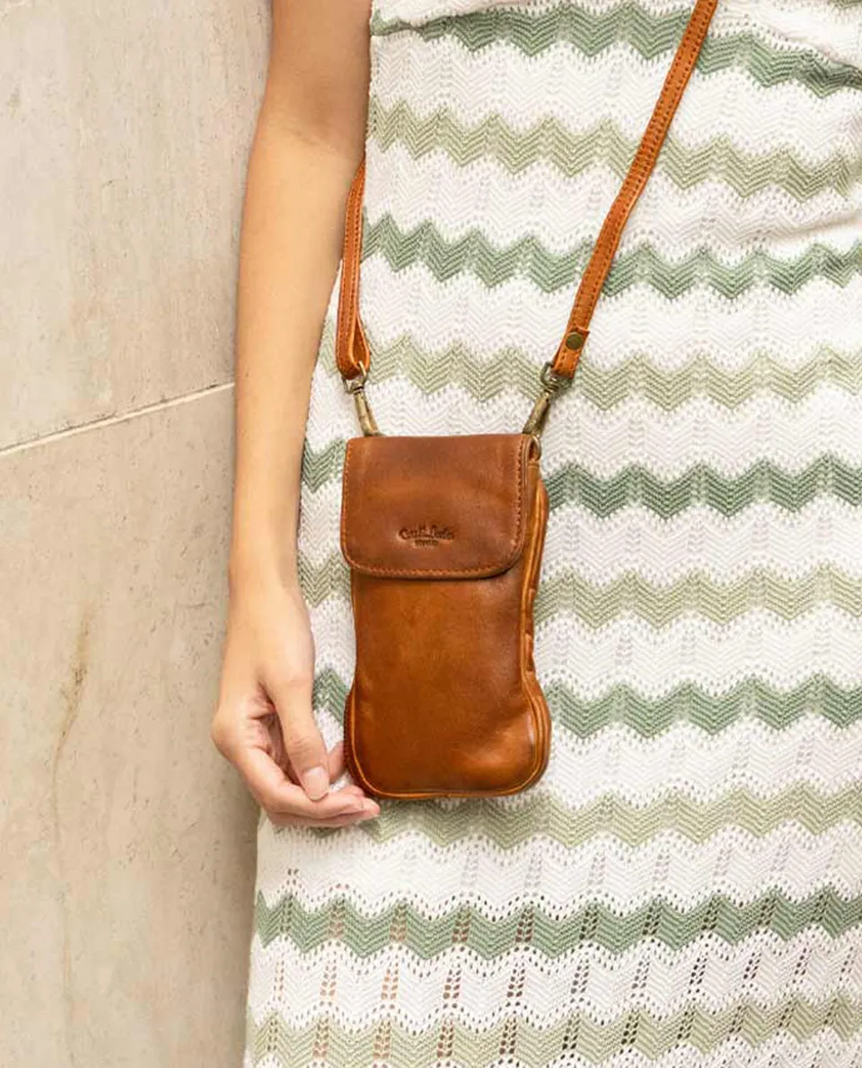 gusti-leder-estera-handytasche-braunes-vintage-leder image 1