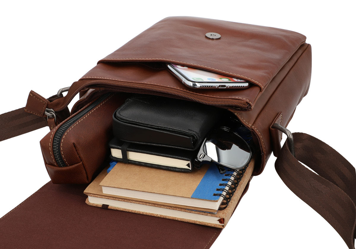 gusti-leder-colby-umh-ngetasche-messenger-bag-aus-ziegenleder image 4