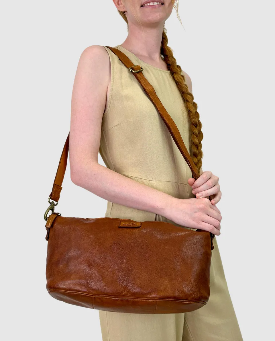 gusti-leder-babytasche-handtasche-aus-braunem-leder-mit-trolley-funktion-outlet image 1