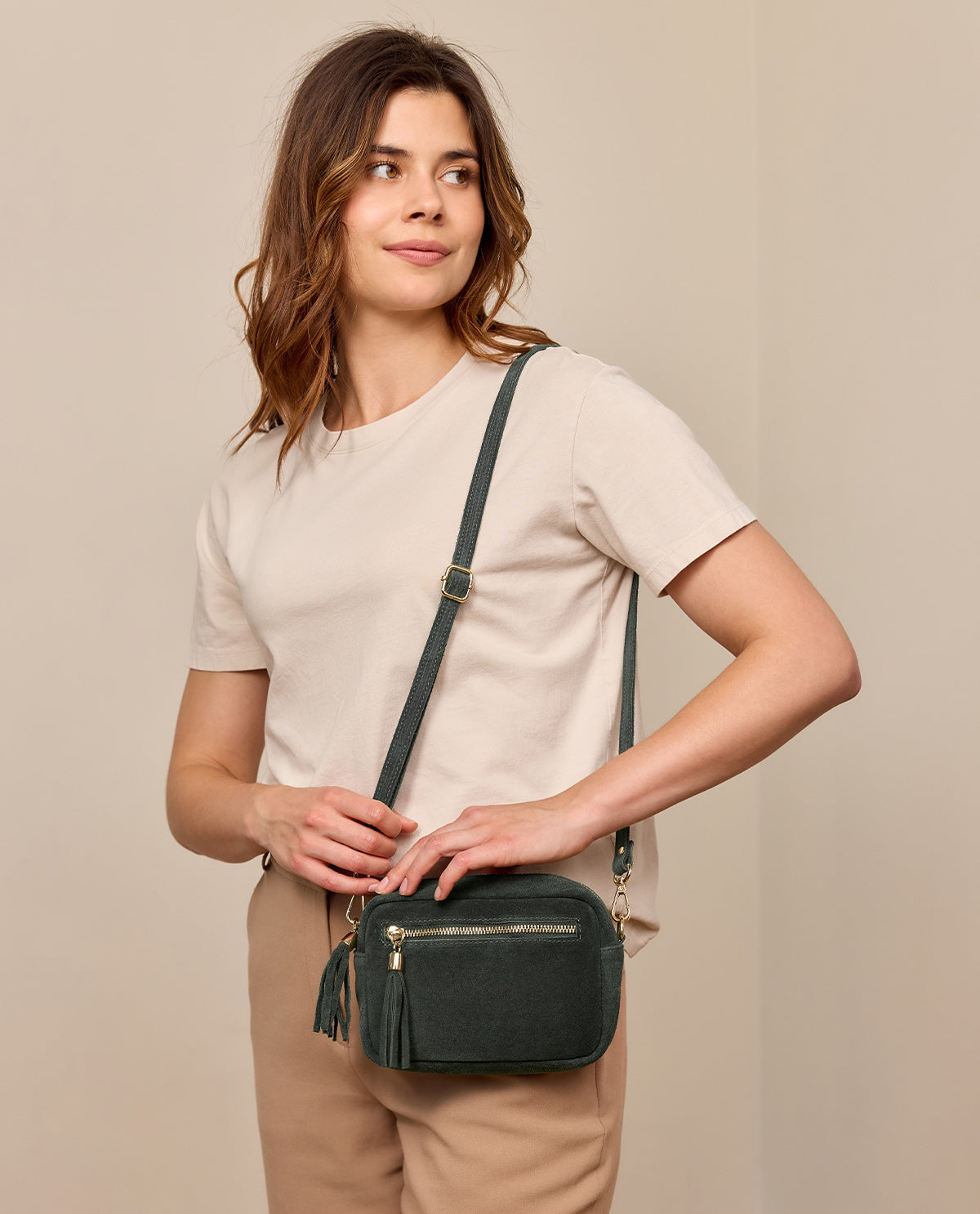 gusti-leder-cariba-umh-ngetasche-aus-leder-mit-rei-verschluss image 4