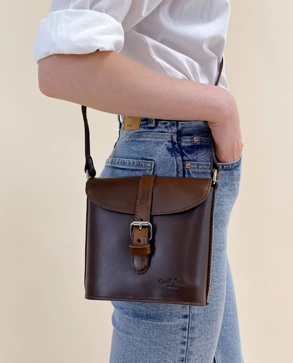 gusti-leder-nantje-handtasche-echtleder-braun-allrounder-mit-schnalle image 1