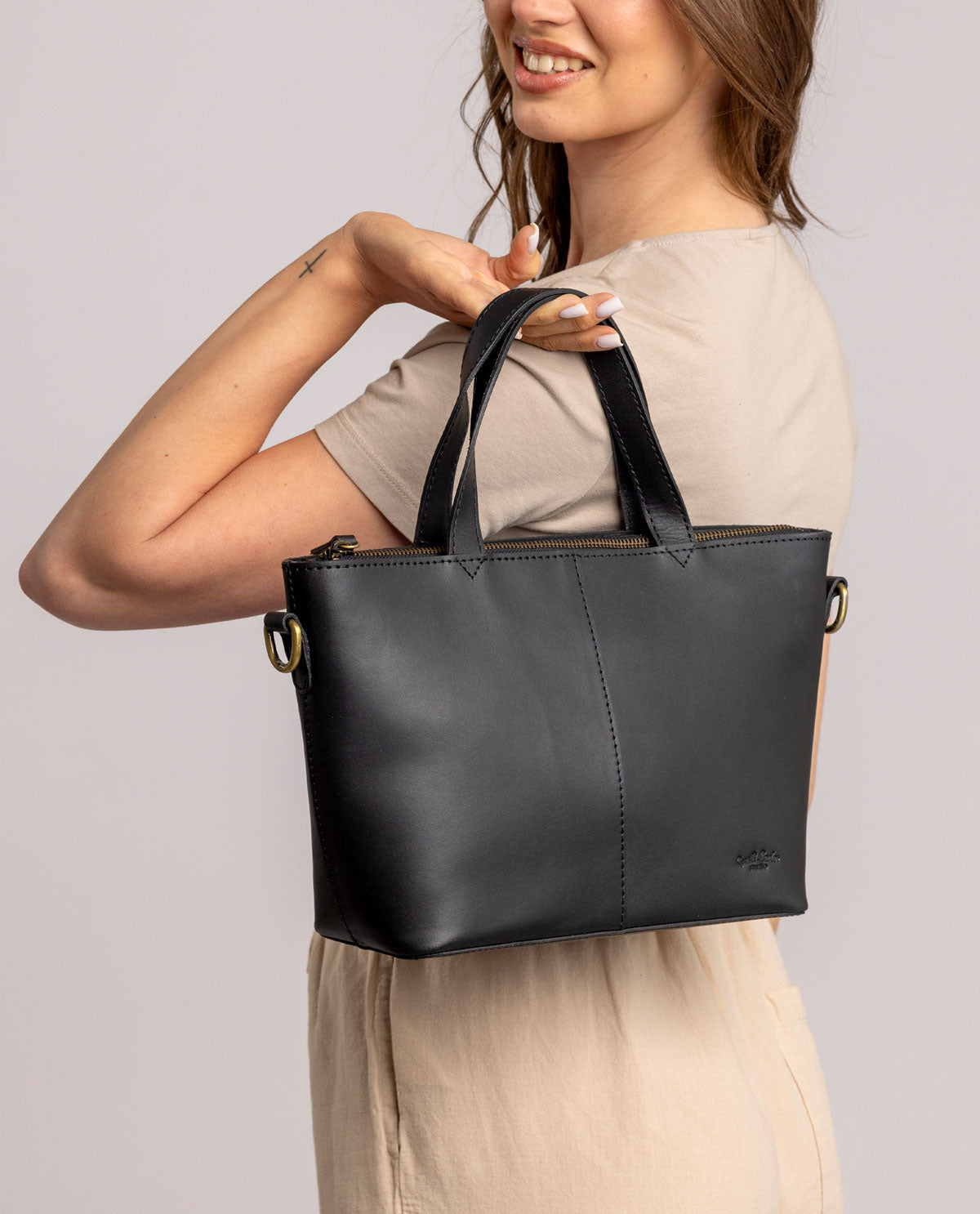 gusti-leder-madeline-outlet-handtasche-aus-leder-schwarz image 6