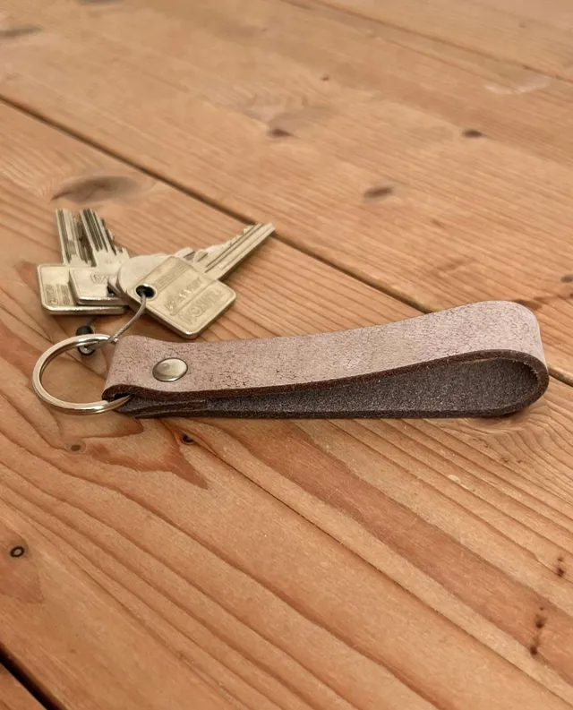 gusti-leder-shelton-leder-schl-sselanh-nger-aus-b-ffelleder image 1