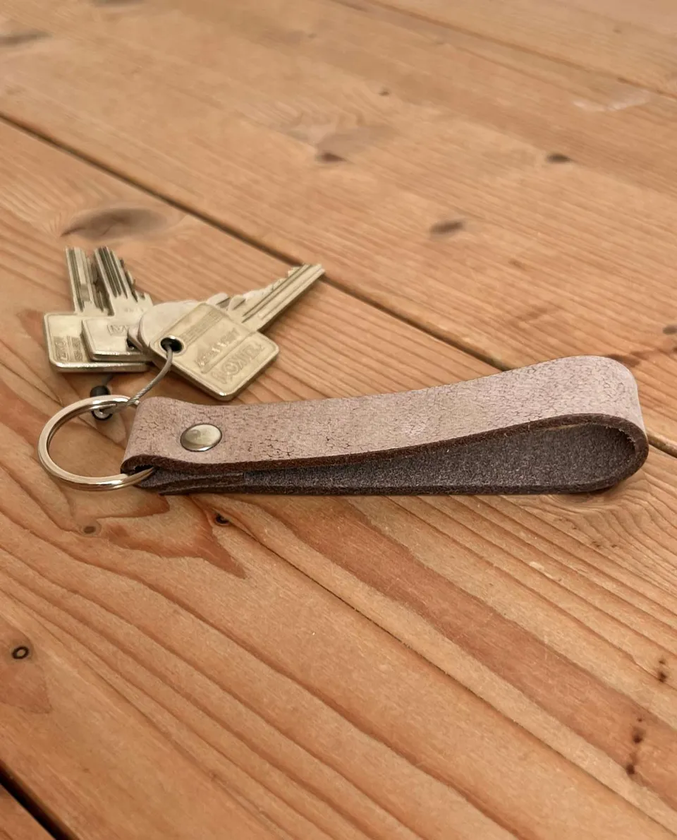 gusti-leder-shelton-leder-schl-sselanh-nger-aus-b-ffelleder image 1