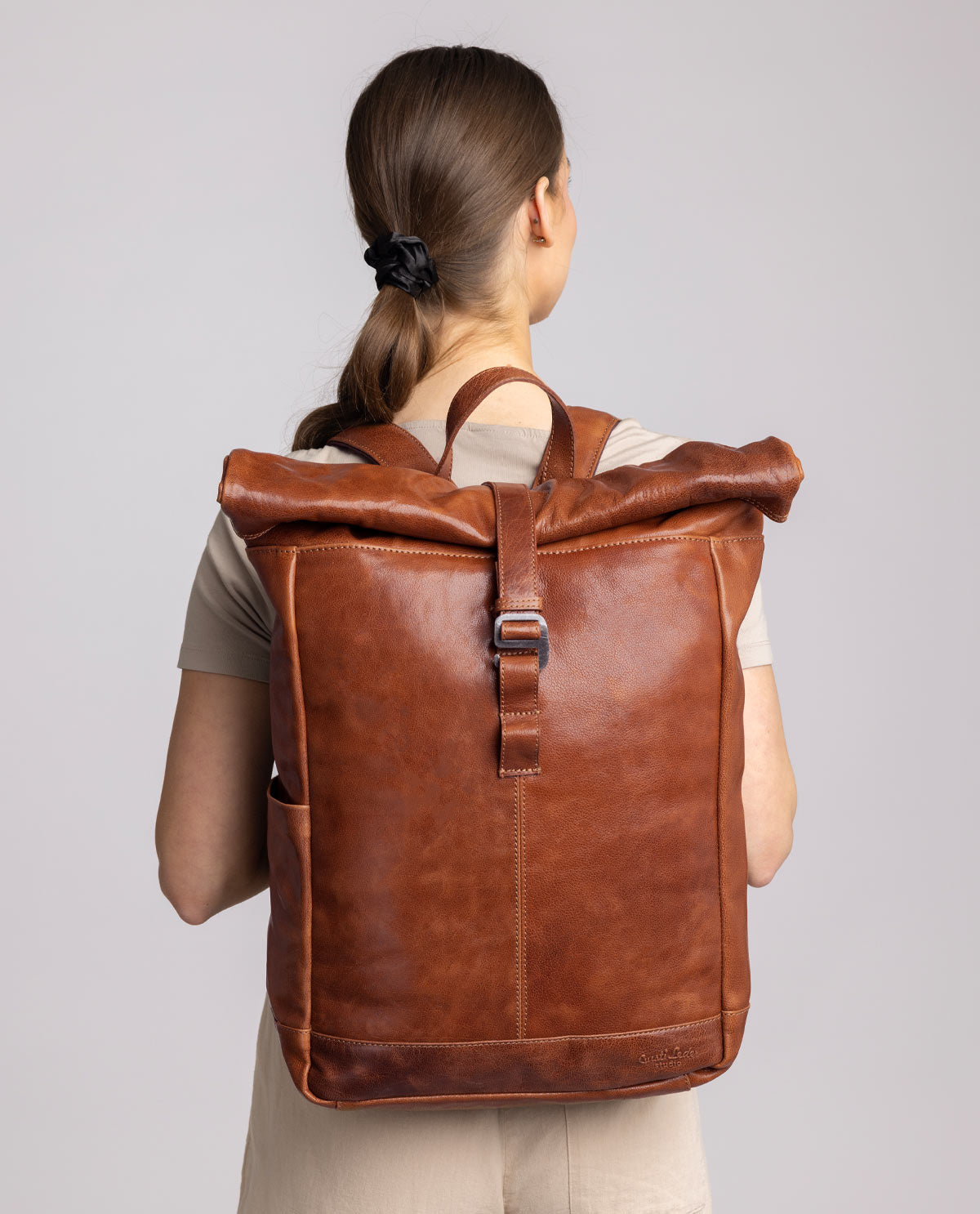 gusti-leder-bendik-rolltop-rucksack-leder-honigbraun-outlet image 4