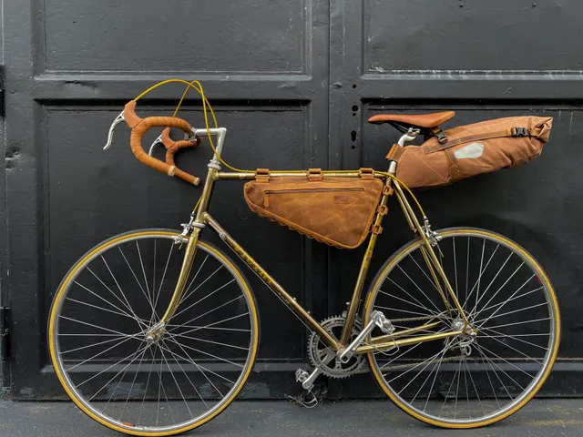 gusti-leder-jan-u-fahrradtasche-b-ffelleder-mit-rahmenmontage image 1