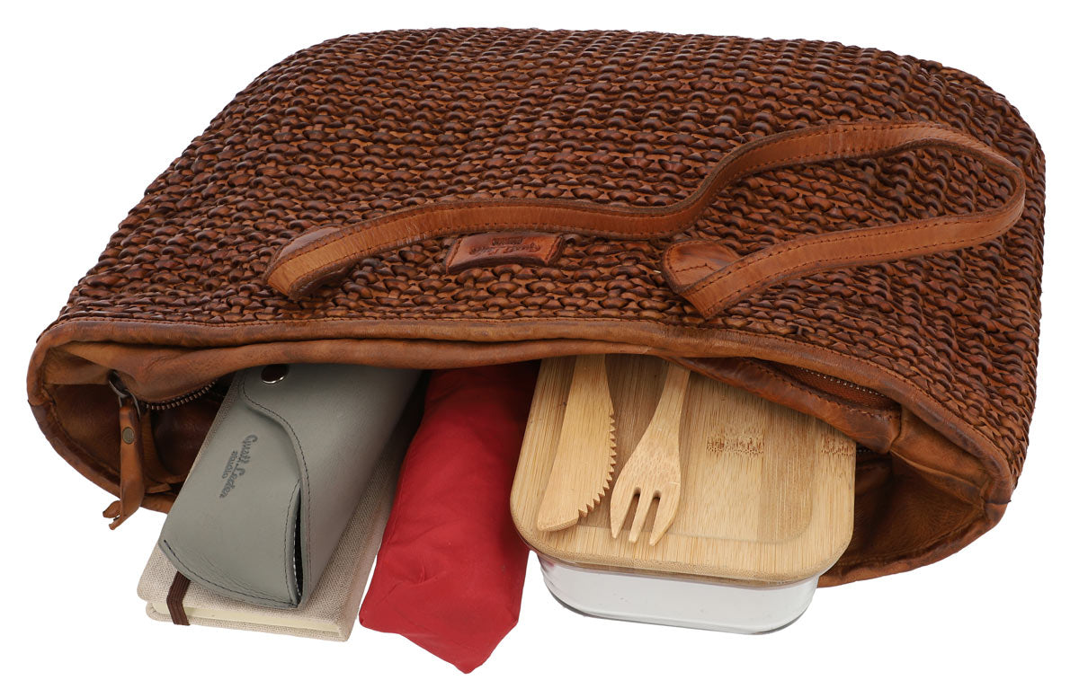 gusti-leder-outlet-umh-ngetasche-quadratisch-geflochtenes-leder image 4