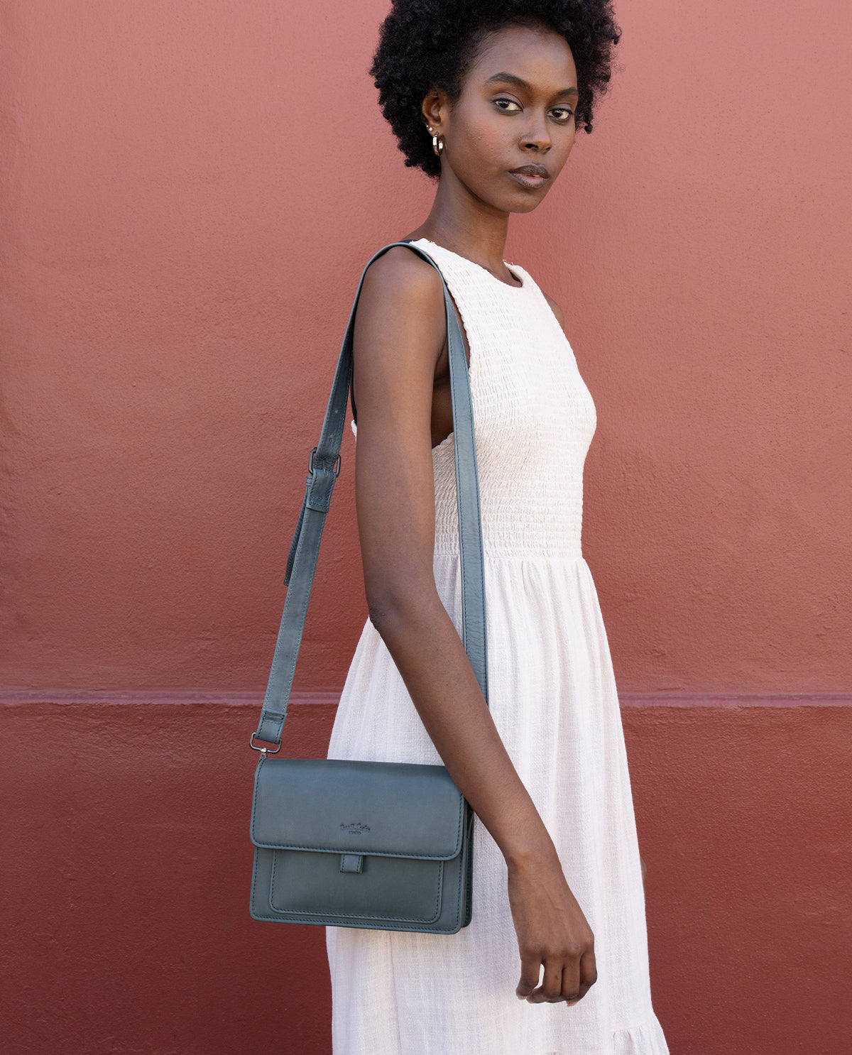 gusti-leder-bibi-damen-schultertasche-aus-blauem-leder-mit-airtag-fach image 1