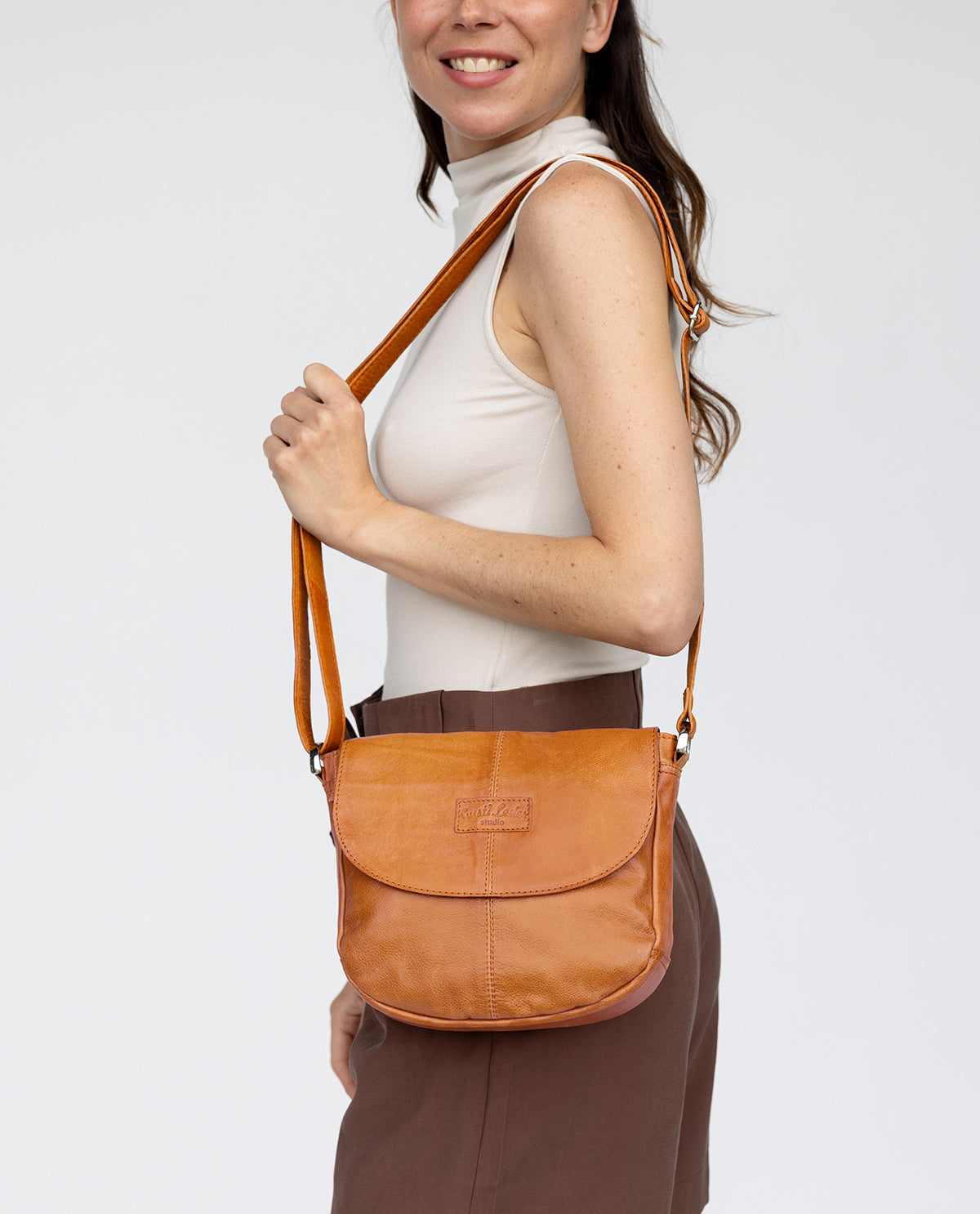 gusti-leder-benja-kleine-lederhandtasche-damen-umh-ngetasche-crossbody image 1