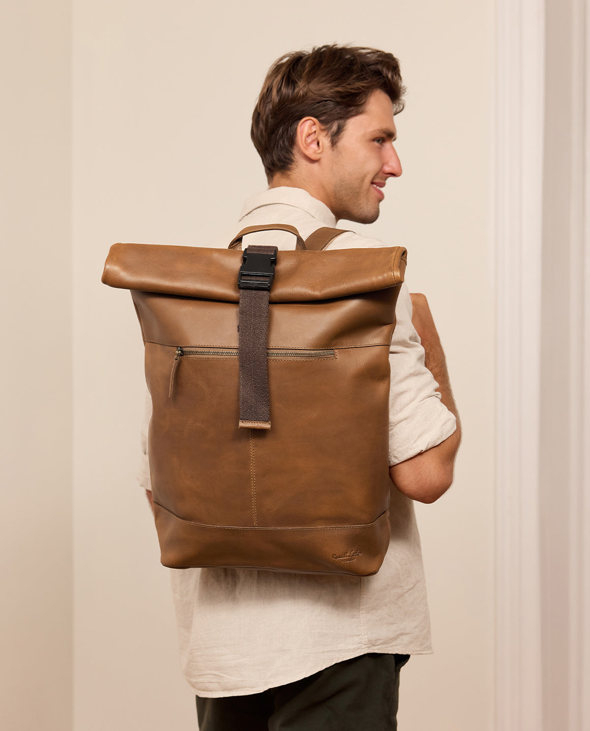 gusti-leder-mattis-rolltop-rucksack-daypack-aus-b-ffelleder-dunkelbraun image 1
