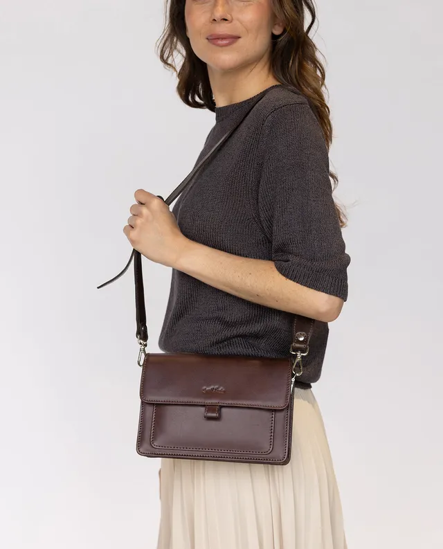 gusti-leder-bibi-damen-umh-ngetasche-aus-dunkelbraunem-leder-mit-airtag-fach image 1