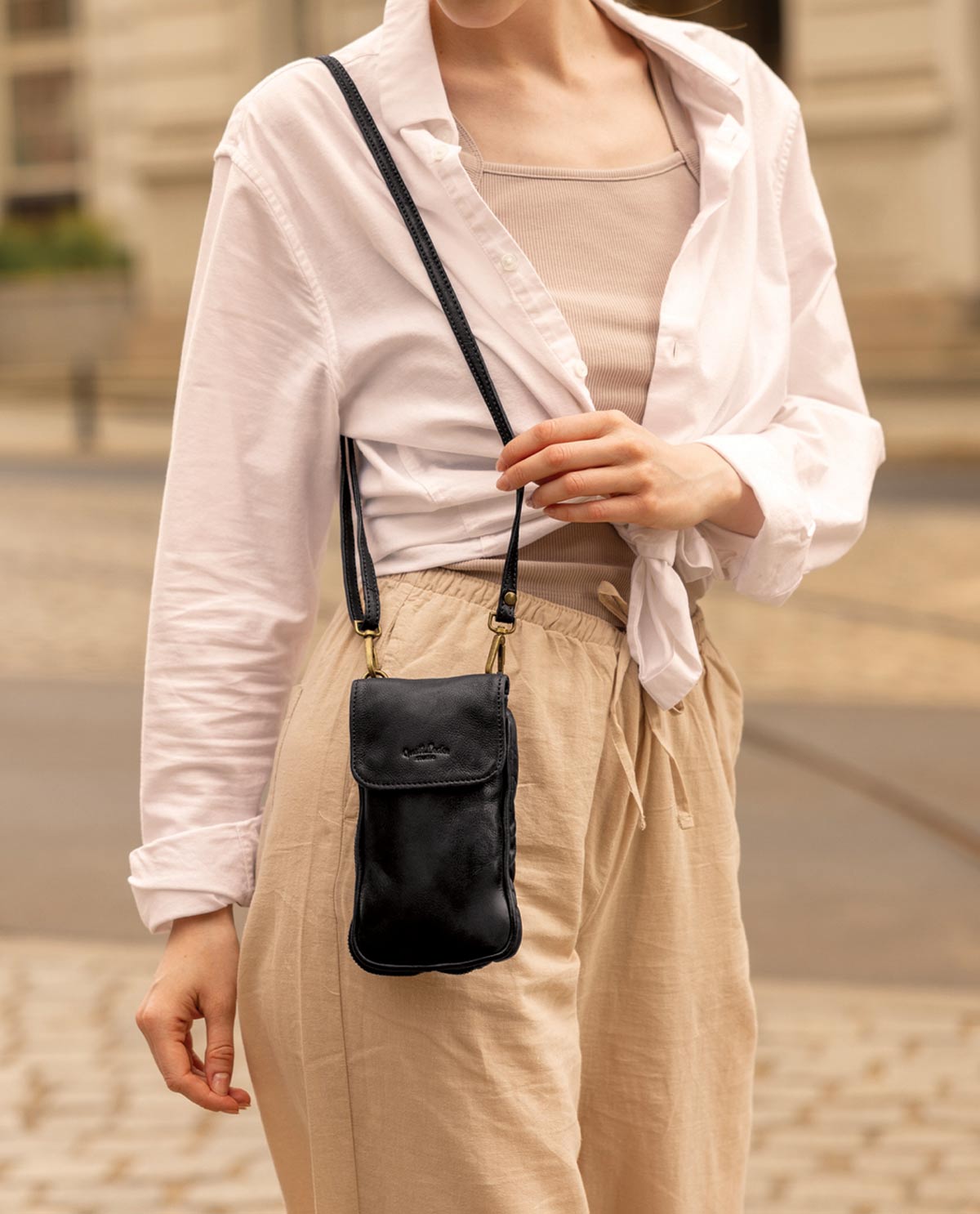 gusti-leder-estera-handytasche-schwarz-vintage-leder image 1