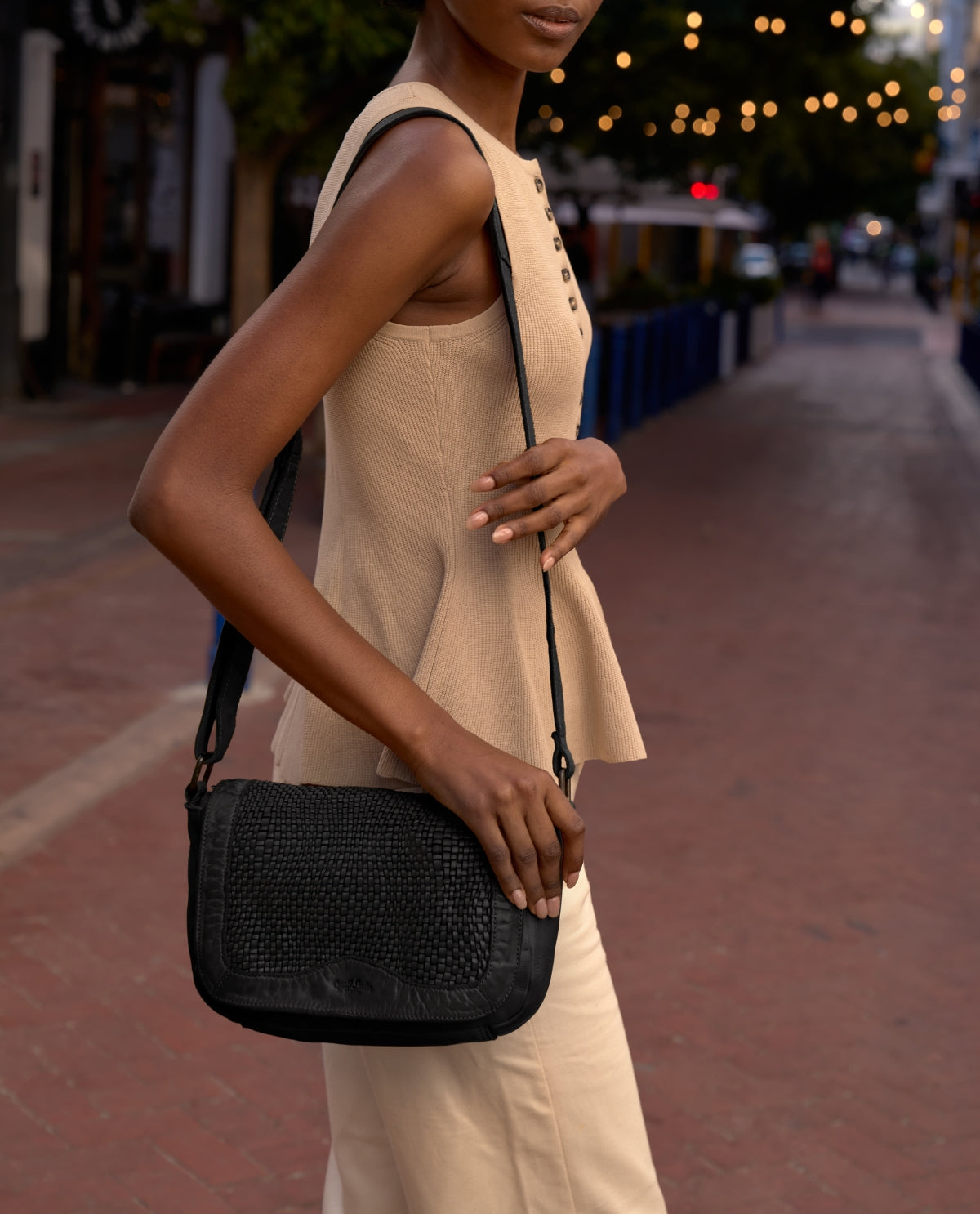 gusti-leder-aliya-geflochtene-lederhandtasche-damen-schwarz-crossbody image 1