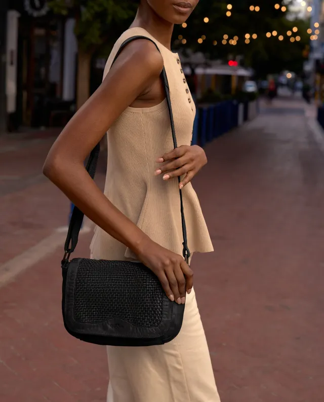 gusti-leder-aliya-handtasche-damen-schwarz-geflochten-mit-airtag-fach image 1