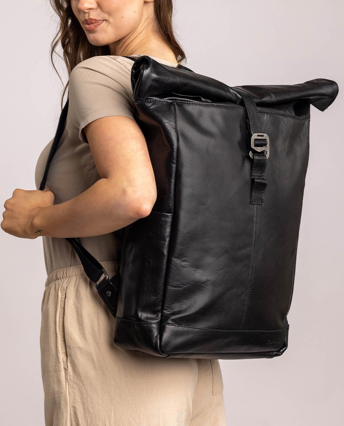 gusti-leder-bendik-rolltop-rucksack-leder-schwarz image 4